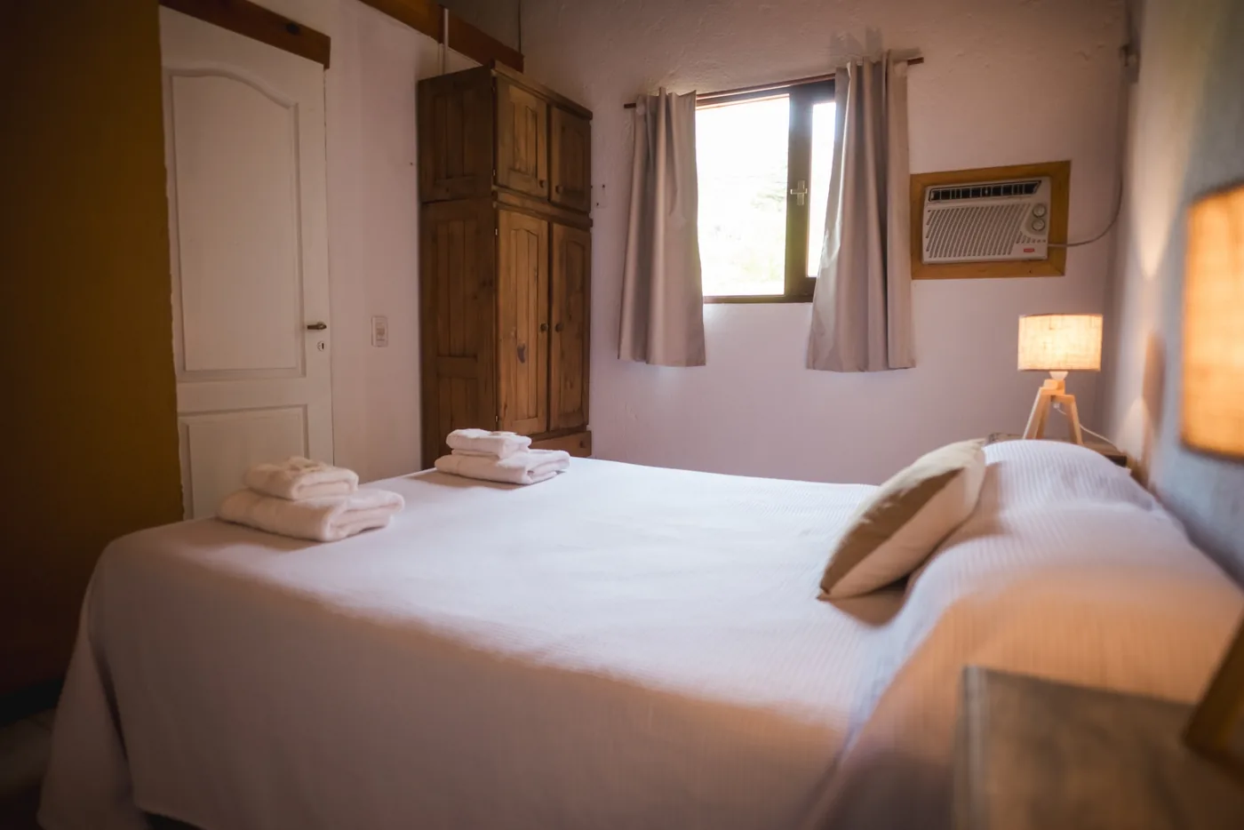 Dormitorio matrimonial de la Cabaña Chica con aire acondicionado