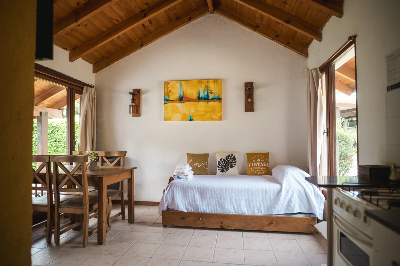 Estar de la Cabaña Chica con sofá y mesa